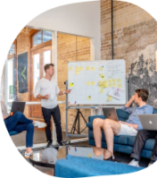 homme qui fait une présentation sur un tableau blanc